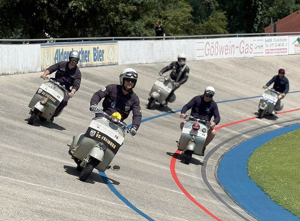 Thomas (ganz links) und Dietmar im Oval